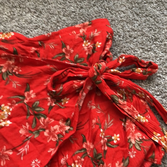 *SOLD* American Eagle Red High Waisted Shorts - Picture 2 of 4